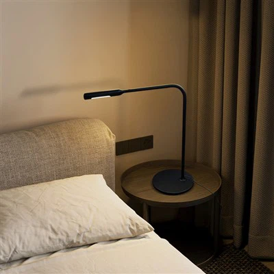 Skaitymo lempa prie lovos