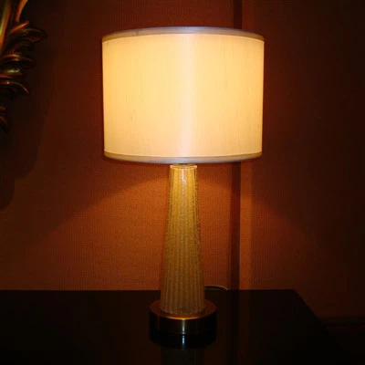 Retro viešosios erdvės stalo lempa